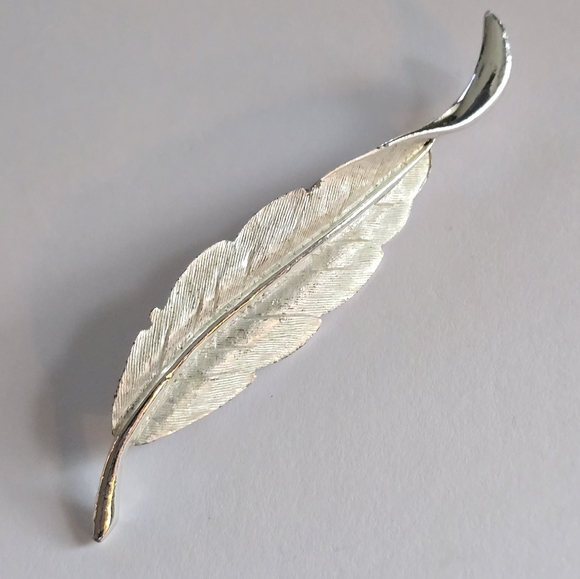 Vintage feather brooch pin silver tone metal pin bird wing fly - Picture 1 of 12